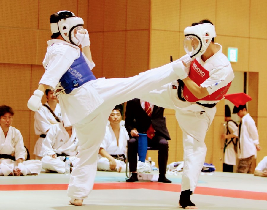 防具付き組手の空手試合シーン